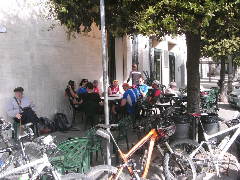 419 Cafepause in Pitigliano.JPG